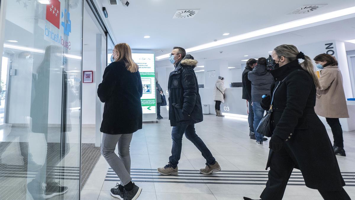 Sanidad y las comunidades pactan el uso de mascarillas en centros sanitarios contra el auge de la gripe