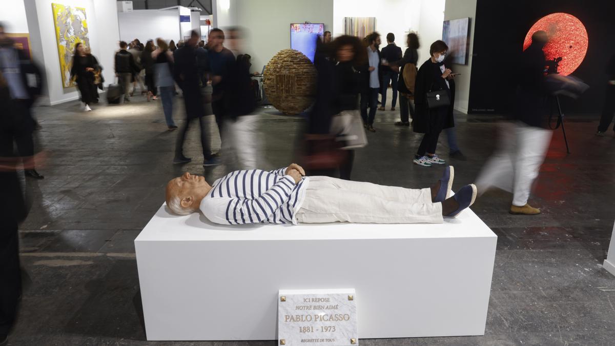 Varias personas observan la obra "Aquí murió Picasso", de Eugenio Merino, de la Galería ADN, en la Feria Internacional de Arte Contemporáneo ARCO 2023.
