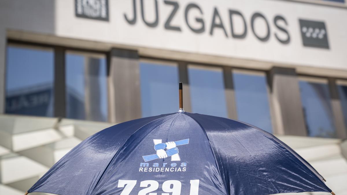 Una concentración por las víctimas del covid en las residencias de Madrid ante los juzgados de Plaza Castilla.