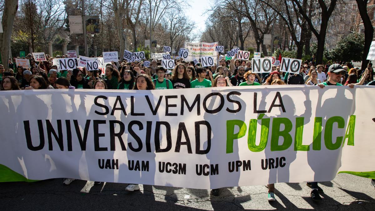 Decenas de personas durante una manifestación por la educación pública, en Madrid.