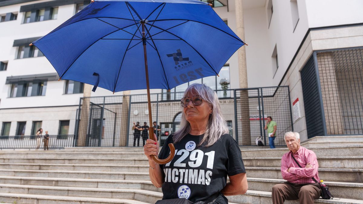 Una mujer durante una concentración por las 7.291 víctimas en las residencias durante la pandemia, en los juzgados de Leganés (Madrid).