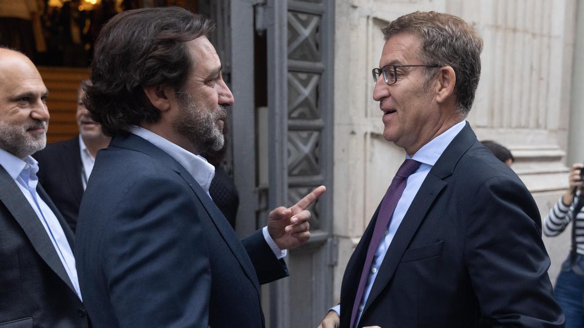 El director del Ateneo de Madrid, Luis Arroyo (i), recibe al presidente del PP, Alberto Núñez Feijóo (d), a las puertas de la institución