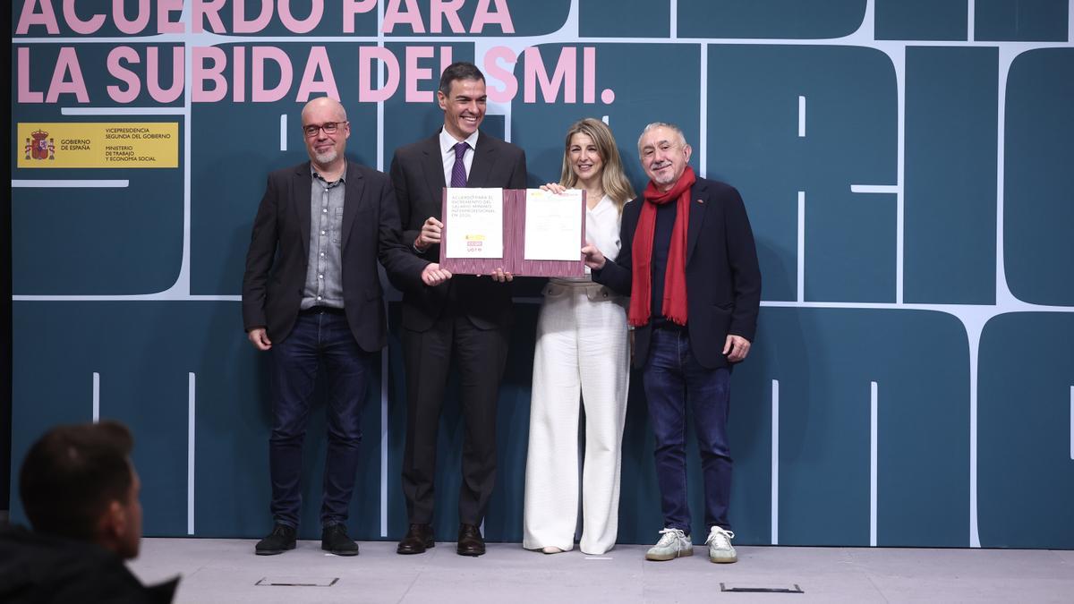 El secretario general de CCOO, Unai Sordo; el presidente del Gobierno, Pedro Sánchez; la vicepresidenta segunda y ministra de Trabajo y Economía Social, Yolanda Díaz, y el secretario general de UGT, Pepe Álvarez, durante el acto de la firma del acuerdo para la subida del SMI para 2026.