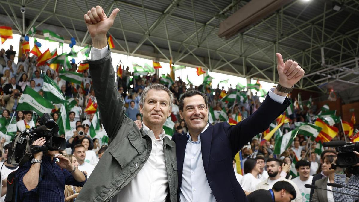 El presidente del PP, Alberto Núñez Feijóo y Juanma Moreno en un acto de campaña en Málaga.