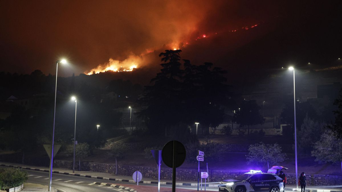 Agentes de la Guardia Civil en un cruce de La Vall d'Uixò esta madrugada.