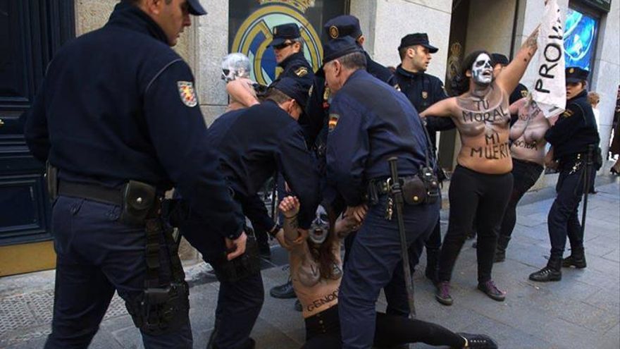 Activistas de Femen irrumpieron este domingo en una manifestación en Madrid.