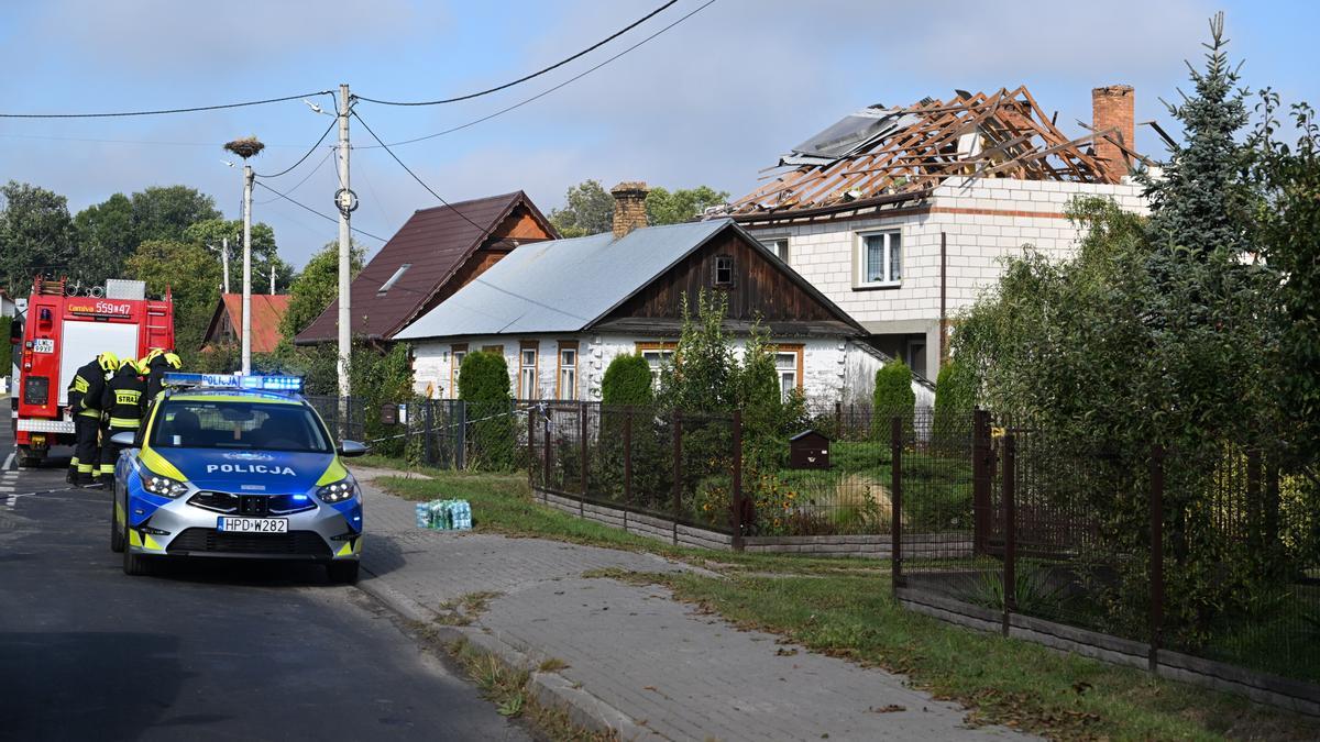 El tejado de un edificio residencial destruido por un dron ruso en Wyryki, este de Polonia.