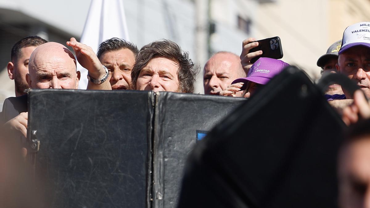 El presidente de Argentina, Javier Milei, es custodiado durante un acto de campaña de candidatos de su partido este miércoles, en Lomas de Zamora (Argentina).