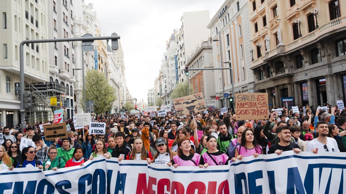 Decenas de personas durante una manifestación por la vivienda en Madrid.