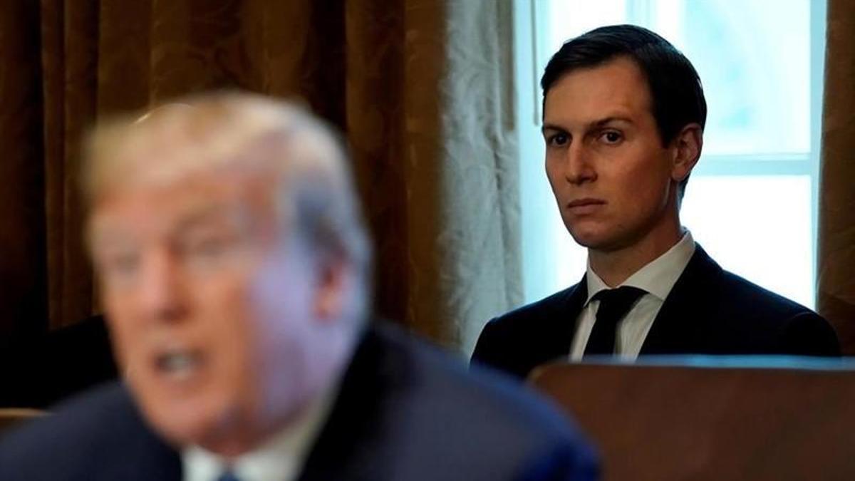 Jared Kushner, detrás de su suegro, Donald Trump.