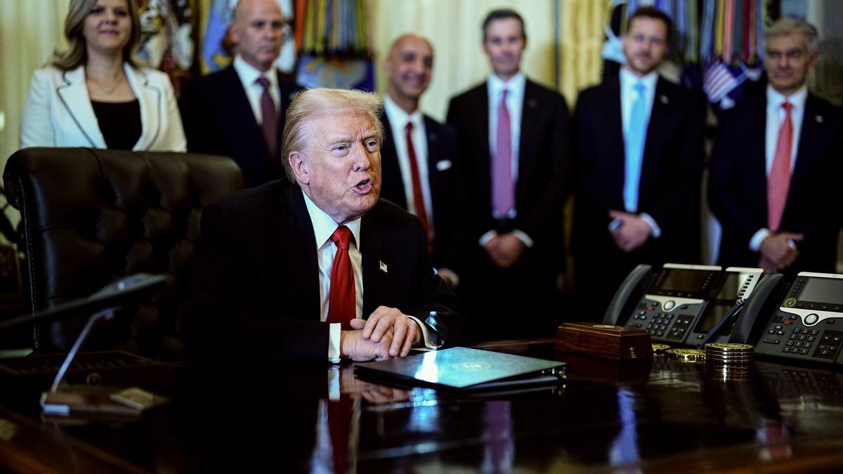 El presidente de Estados Unidos, Donald Trump, habla en el Despacho Oval de la Casa Blanca.