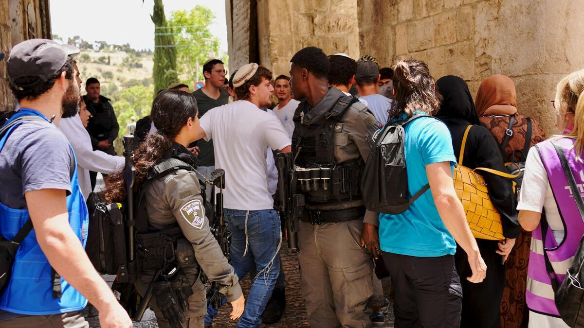Jóvenes colonos agreden con total impunidad a mujeres palestinas en la ciudad vieja de Jerusalén Este ocupada, el 14 de mayo de 2026.