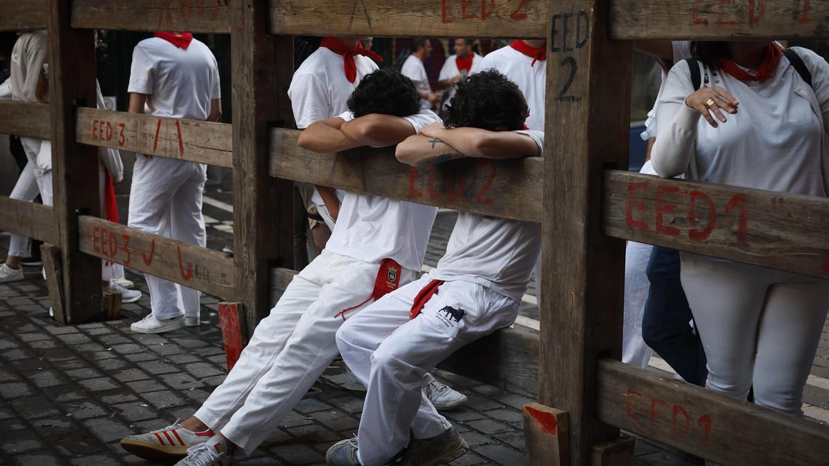Unos jóvenes durante los encierros de San Fermín.