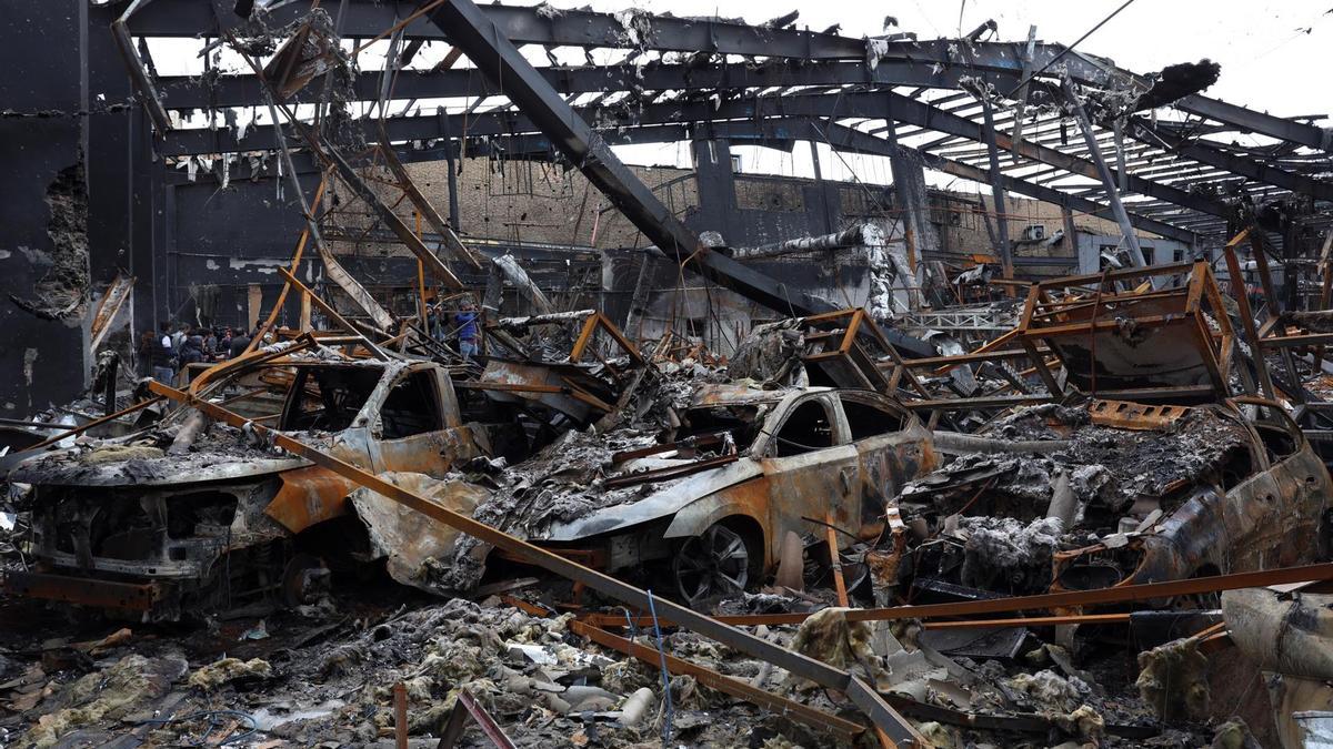 Una gasolinera destruida en Teherán tras un ataque israelí