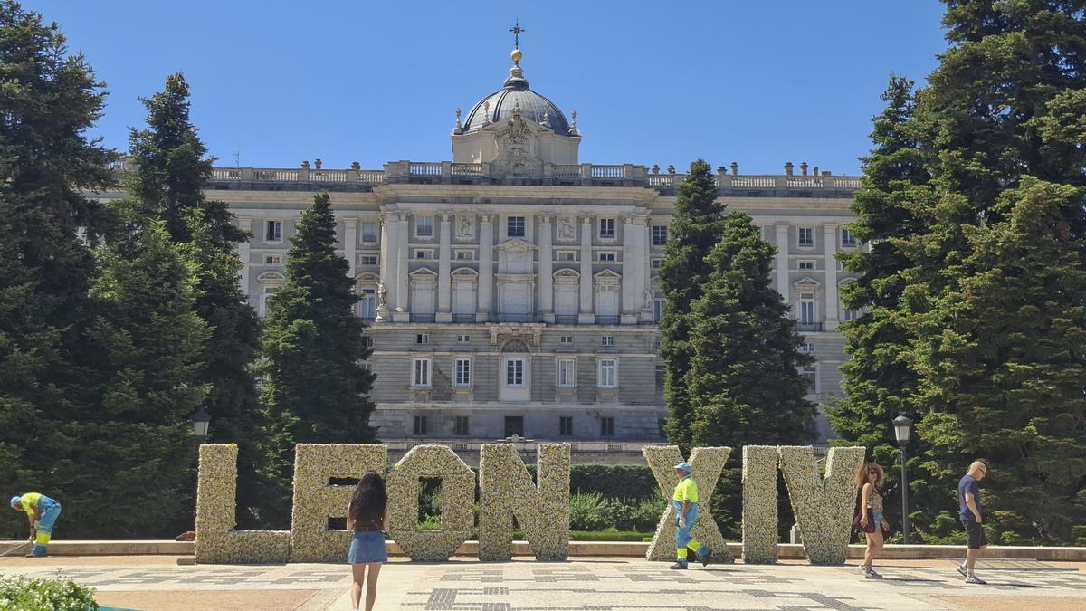 Madrid instala letras florales con el nombre del papa en los jardines de Sabatini.