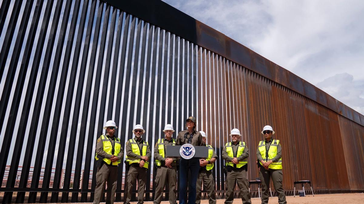 EEUU pinta de negro el muro fronterizo con México para elevar su temperatura y sea más difícil escalarlo