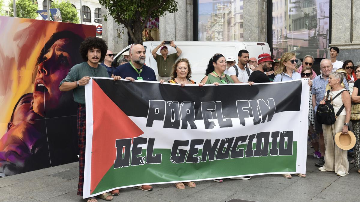 Concentración convocada por la plataforma "Parar la Guerra" bajo el lema "Por la paz, fin al genocidio".