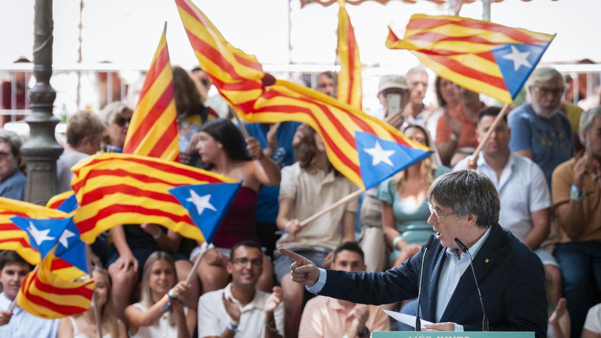 El expresidente de la Generalitat Carles Puigdemont participa en el acto con motivo del quinto aniversario de la fundación de Junts per Catalunya como partido este domingo, en Prats de Molló (Francia).
