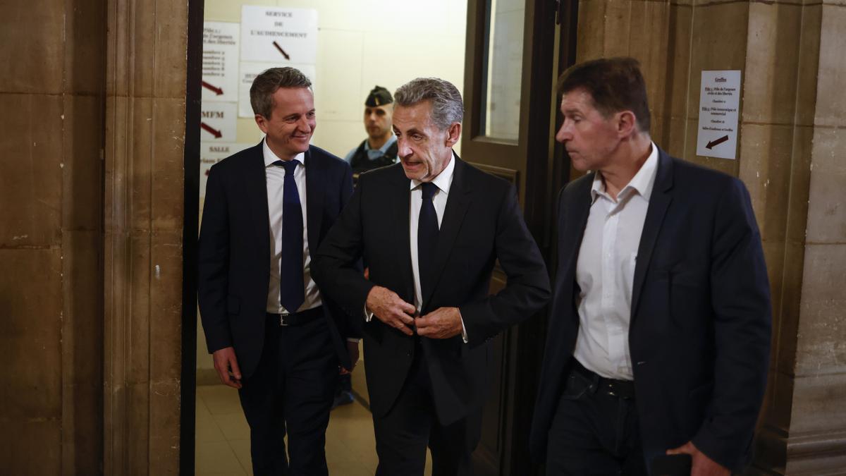 El expresidente francés Nicolas Sarkozy regresa a la sala del tribunal tras una pausa.