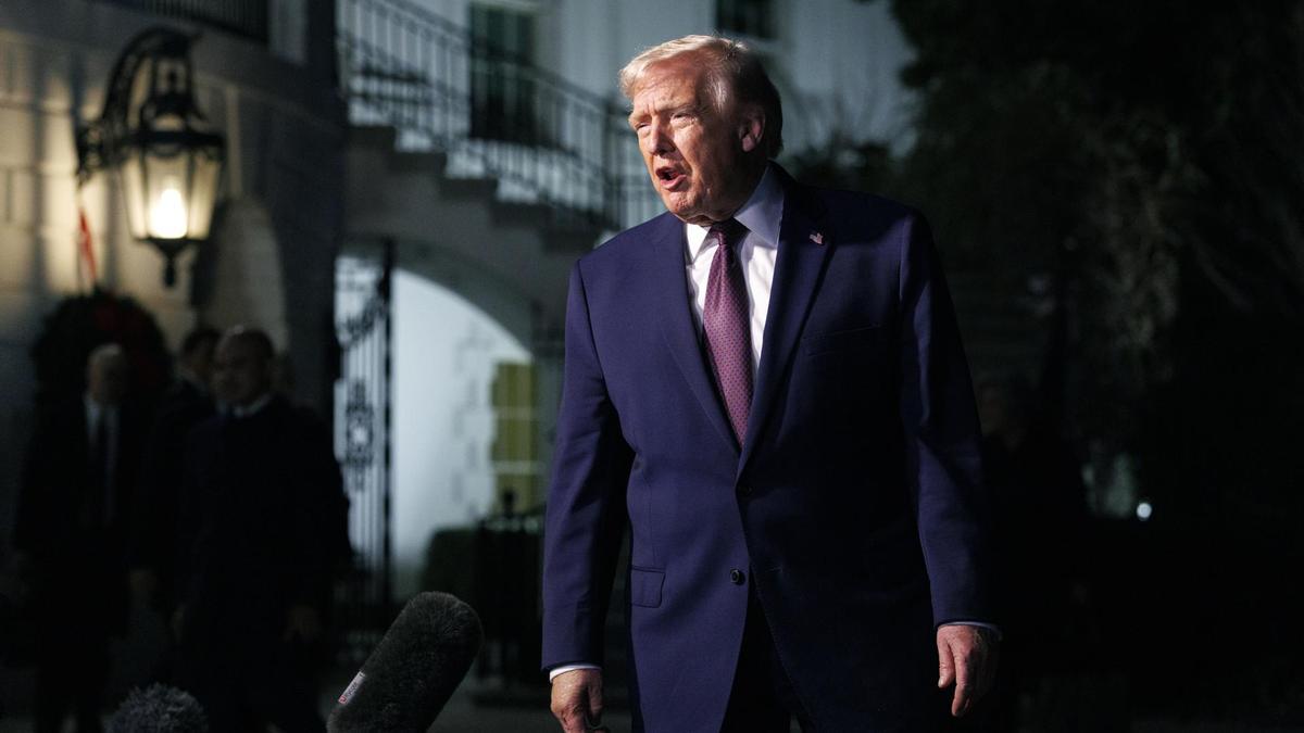 El presidente de Estados Unidos, Donald Trump, se detiene para hablar con los medios mientras se prepara para partir en el Marine One.