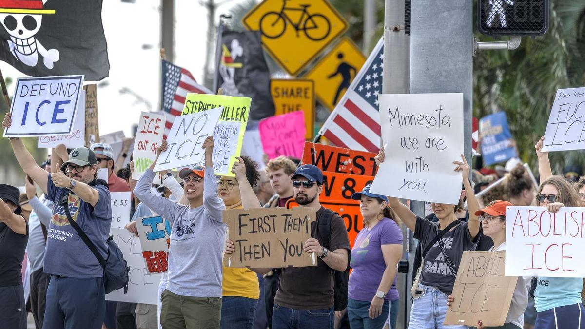 Activistas participan en la manifestación "Contra la Violencia" frente a la Universidad Internacional de Florida en Miami por el tiroteo mortal de Alex Pretti a manos de agentes federales en el sur de Minneapolis, Minnesota