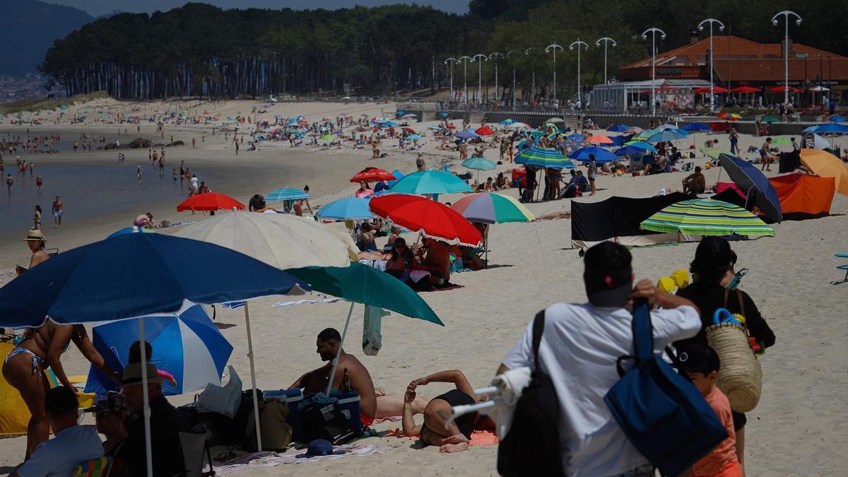 Decenas de personas en la playa de Samil, a 31 de mayo de 2025, en Vigo.