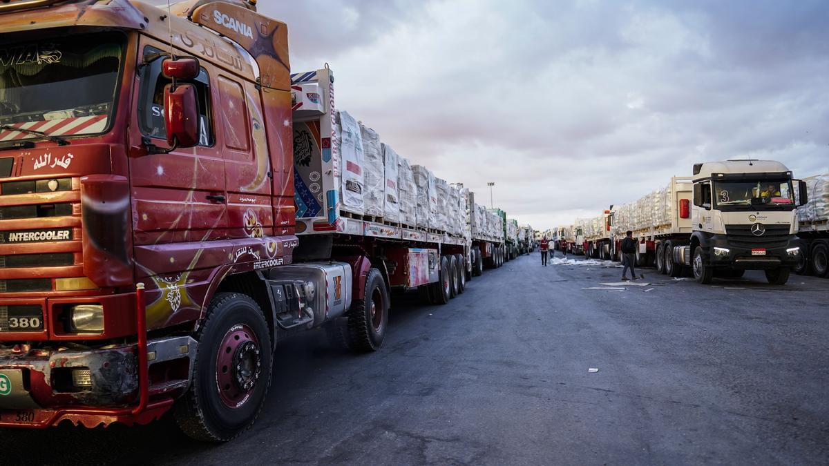 Camiones con ayuda humanitaria esperan desde la parte egipcia del paso fronterizo de Rafah.