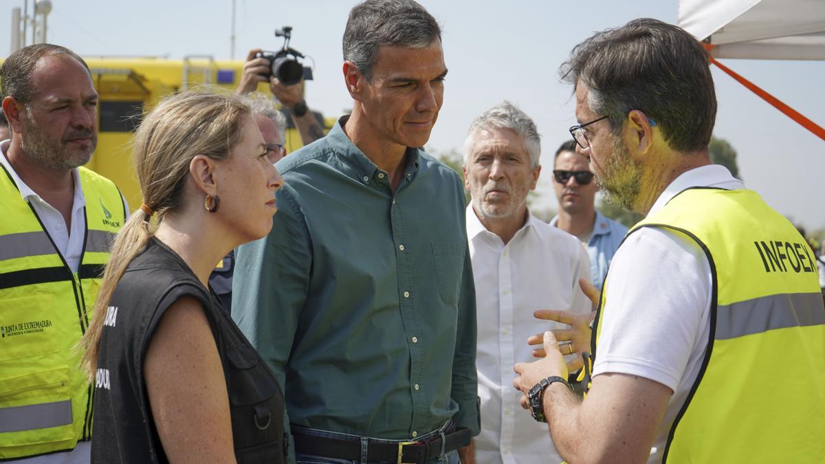 Pedro Sánchez junto a la presidenta de la Junta de Extremadura, María Guardiola, durante su visita al Puesto de Mando Avanzado (PMA) del incendio de Jarilla, ubicado en la población cacereña de La Granja, este martes.