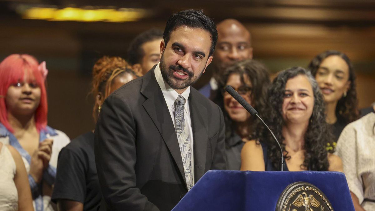 El alcalde de Nueva York, Zohran Mamdani, en un acto en el que anuncia miles de entradas gratuitas y de bajo costo para Broadway para estudiantes de secundaria.