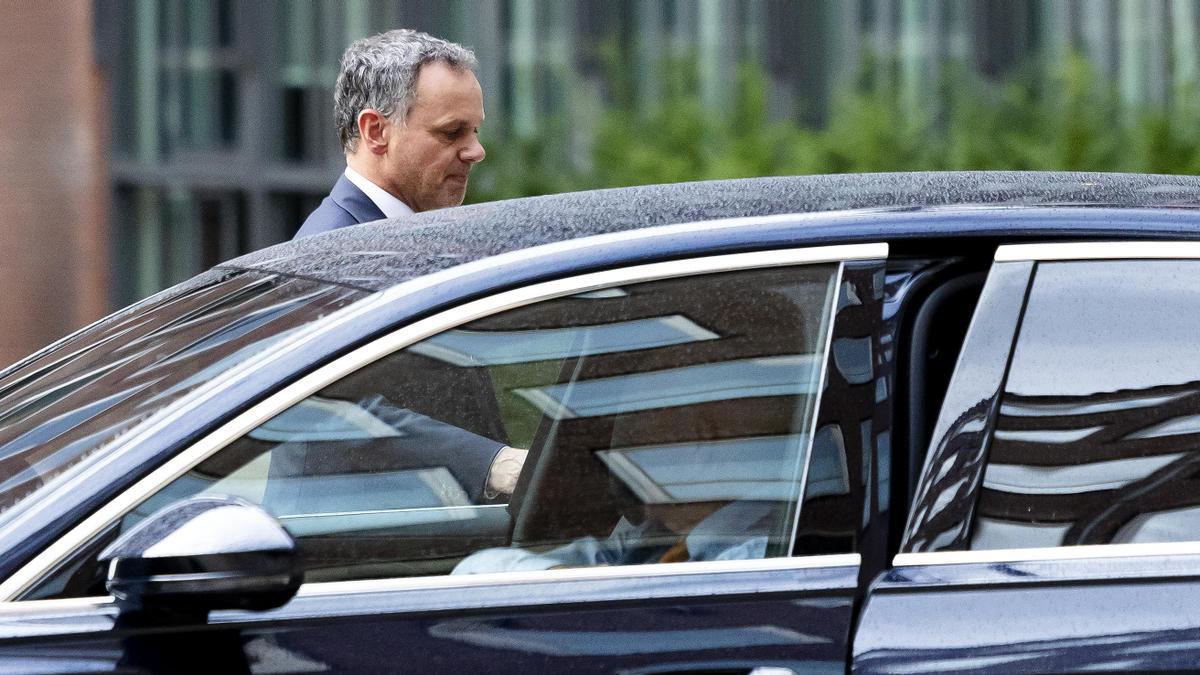 El ministro neerlandés de Asuntos Exteriores, Caspar Veldkamp, deja el Ministerio de Asuntos Generales tras la reunión de gabinete.