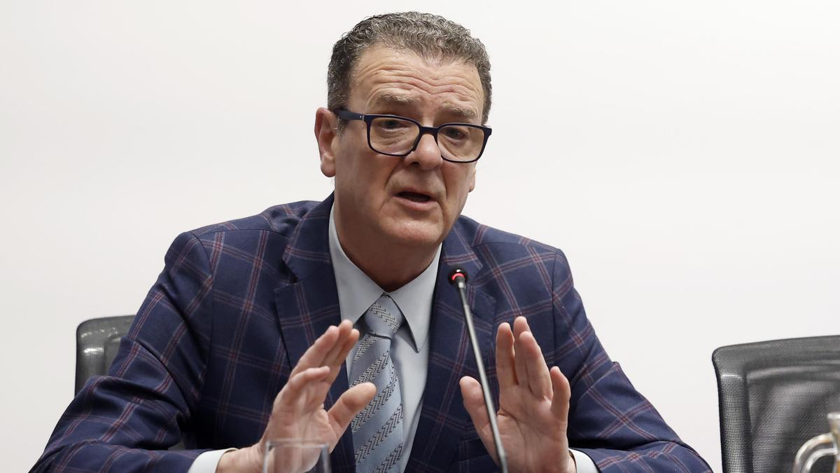 El asesor fiscal del bar Franky de Pamplona, Miguel Moreno Purroy, en la Comisión de Investigación sobre licitación de obras públicas que se celebra en el Parlamento de Navarra.