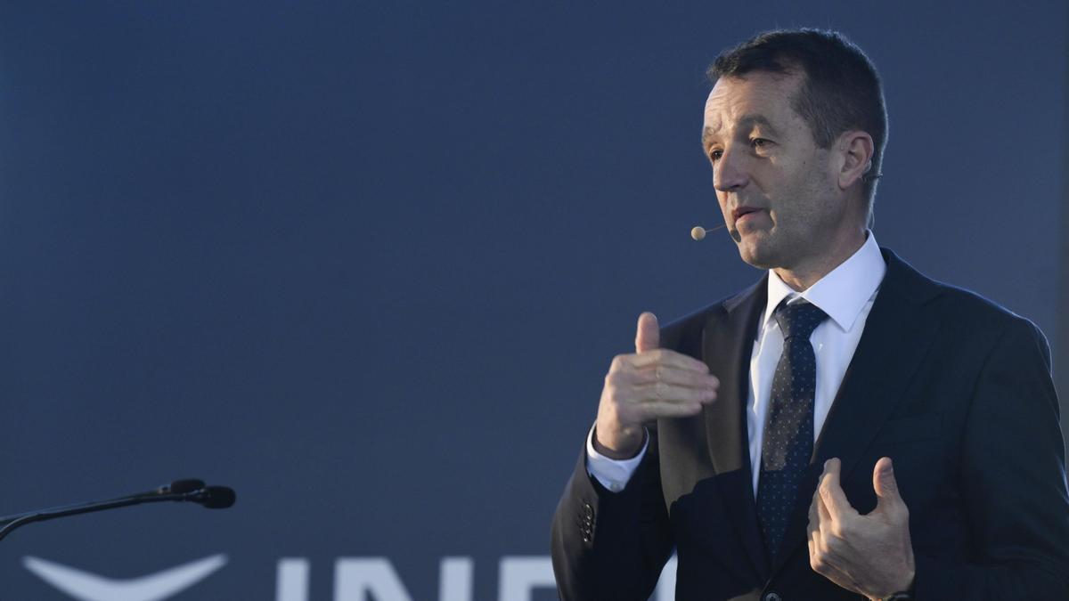 El presidente ejecutivo de Indra Group, Ángel Escribano Ruiz, interviene en el III Encuentro del Ecosistema de la Industria Nacional de Defensa, organizado por Indra en Oviedo.