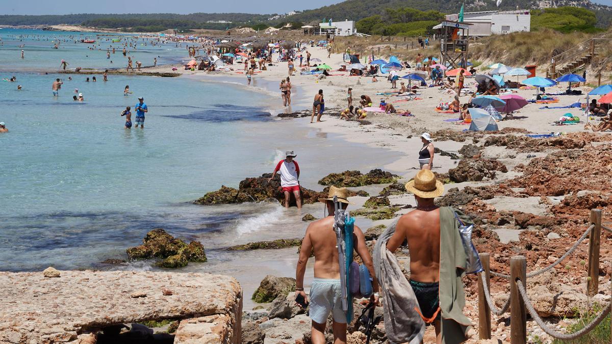 Vista de la playa de Son Bou en Menorca este jueves, llena de turistas y bañistas aliviando el calor de la jornada