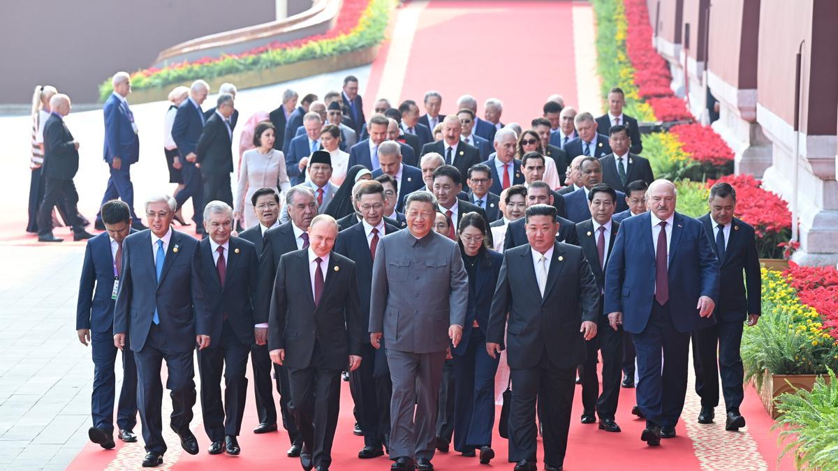 Xi saca músculo junto a Putin y Kim Jong-un en un desfile militar en el que advierte de su "imparable" avance