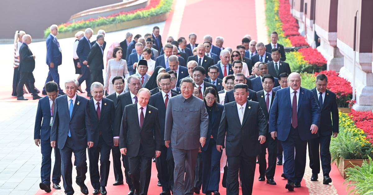 Xi saca músculo junto a Putin y Kim Jong-un en un desfile militar en el que advierte de su "imparable" avance