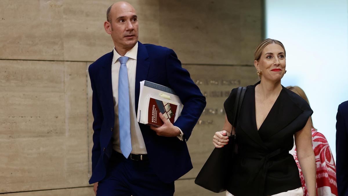 La presidenta de la Junta de Extremadura, María Guardiola, a su llegada al debate sobre el Estado de la Región de Extremadura