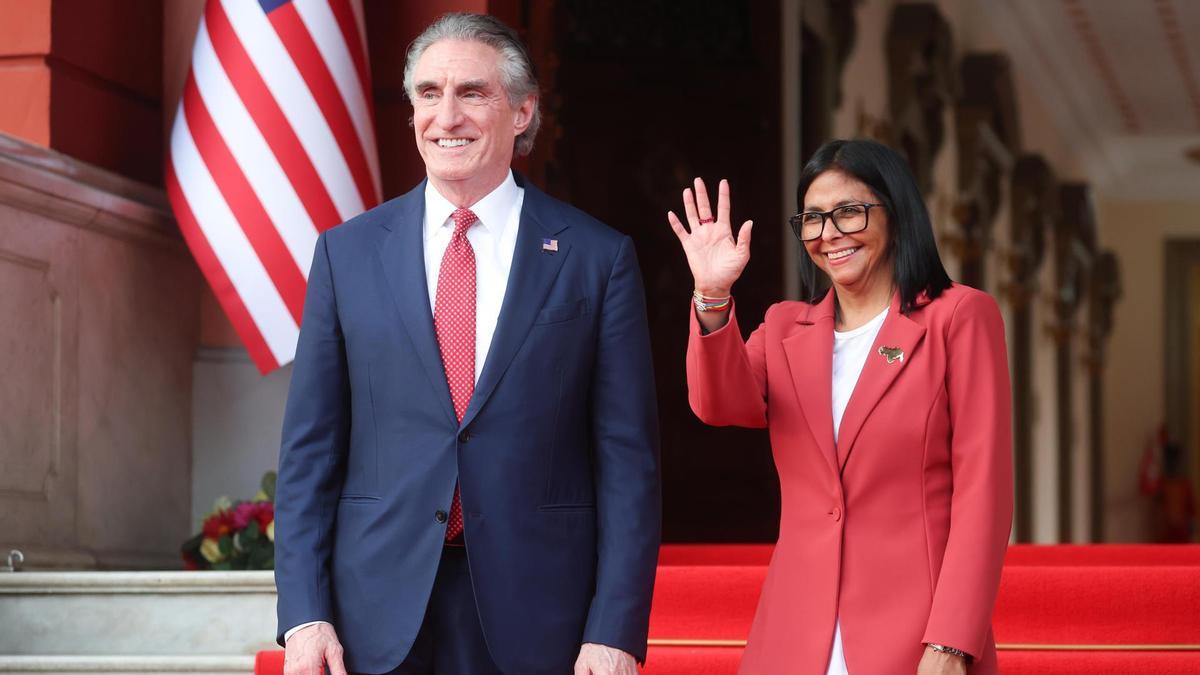 La presidenta encargada de Venezuela, Delcy Rodríguez, y el secretario de Interior de Estados Unidos, Doug Burgum.