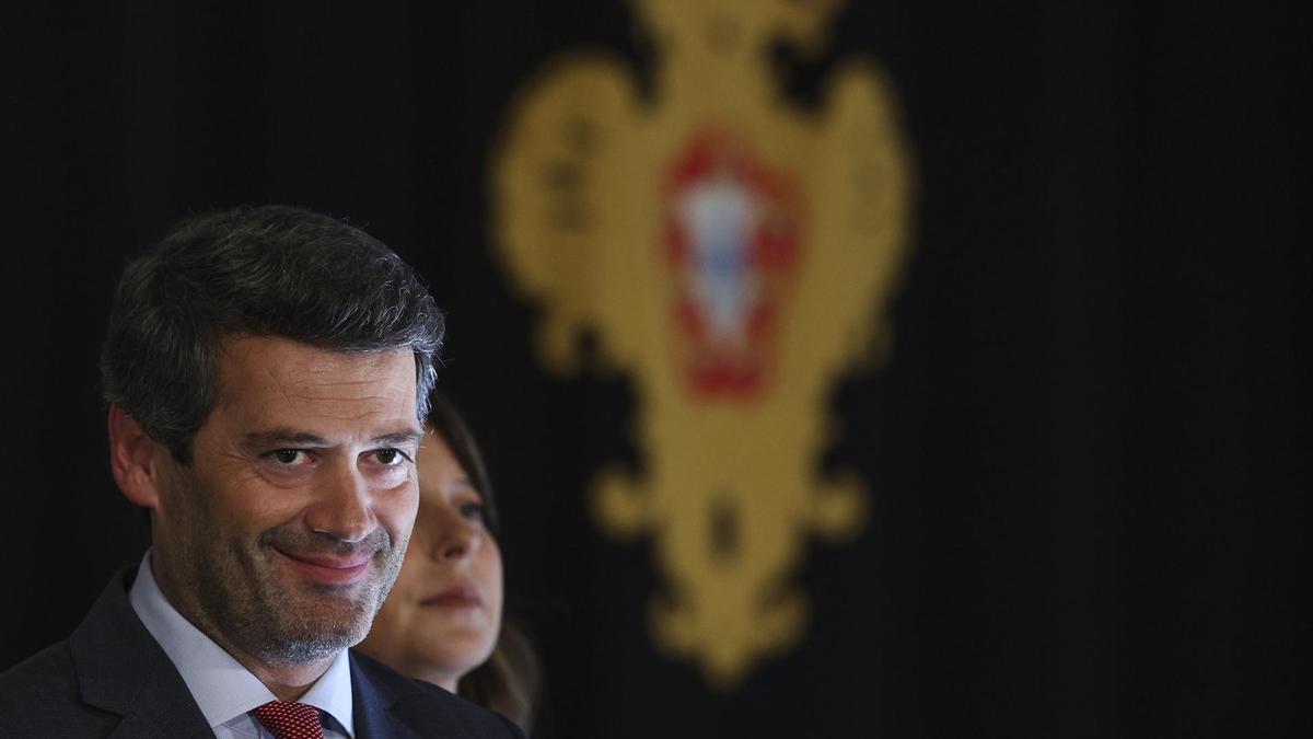 El presidente del partido de extrema derecha Chega, André Ventura, habla con la prensa después de su reunión con el presidente Marcelo Rebelo de Sousa.