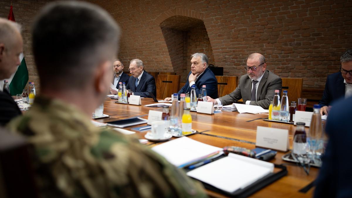 El primer ministro húngaro, Viktor Orbán, asiste a una reunión del Consejo de Defensa del gobierno en Budapest.