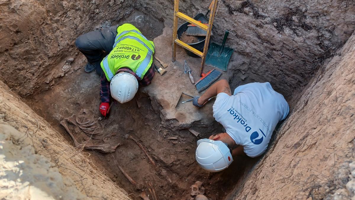 Cinco familias reciben los restos de víctimas exhumadas de una fosa de Nigüelas, Granada