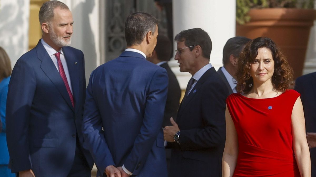El presidente Pedro Sánchez (de espaldas) conversa conversa con el presidente de La Rioja, Gonzalo Capellán, y con Felipe de Borbón. A la derecha, la presidenta de Madrid, Isabel Díaz Ayuso.