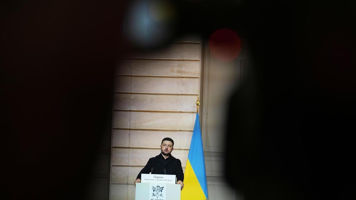 El presidente de Ucrania, Volodymyr Zelensky, pronuncia un discurso durante una conferencia de prensa conjunta con el presidente de Francia, Emmanuel Macron.