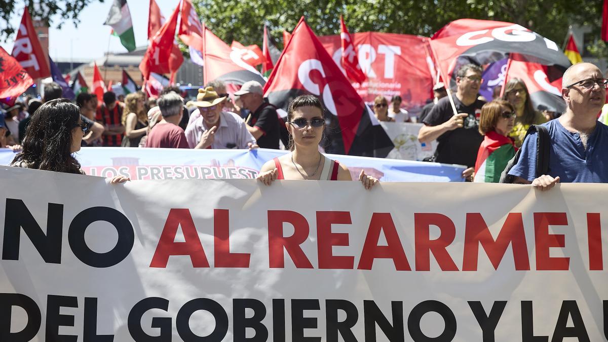Varias personas con una pancarta durante una manifestación contra el rearme y la militarizaciónen Madrid.