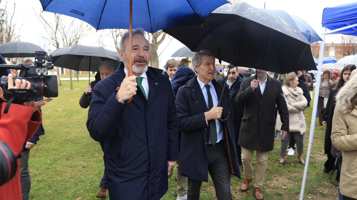 Jorge Azcón y Alberto Núñez Feijóo, en un acto electoral en Figueruelas.