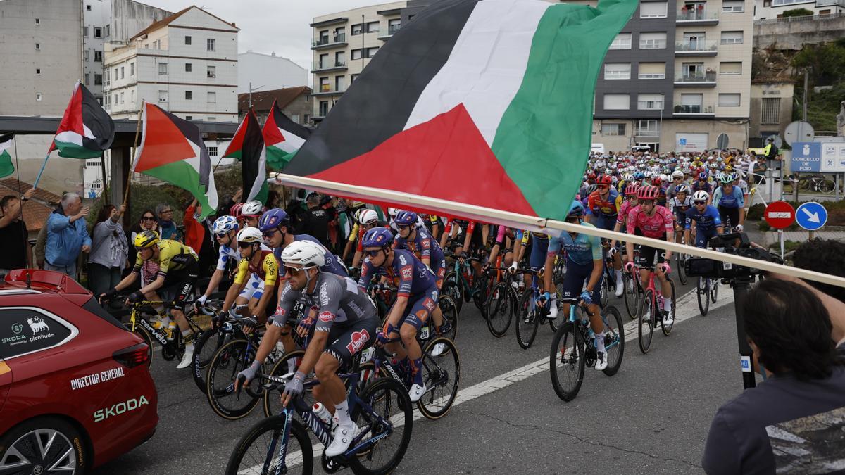 Banderas palestinas al paso de los ciclistas que participan en la Vuelta en Poio (Pontevedra).