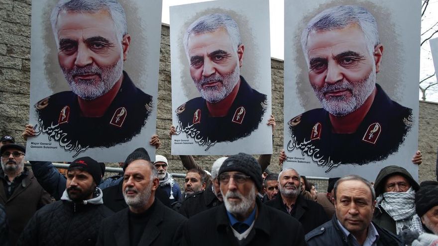 Manifestantes muestran pancartas con la cara del general Qasem Soleimaní, durante una protesta frente al consulado estadounidense en Estambul, Turquía.