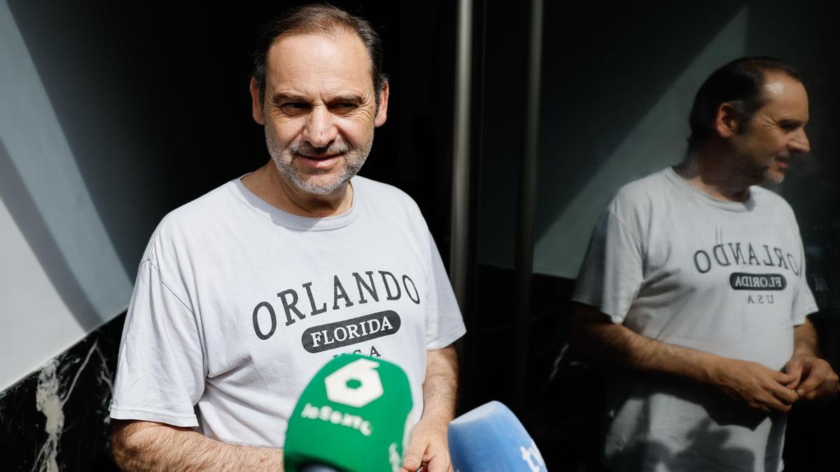 José Luis Ábalos realiza declaraciones a los medios de comunicación este martes, tras el registro por agentes de la Unidad Central Operativa (UCO) de la Guardia Civil de su vivienda en València.