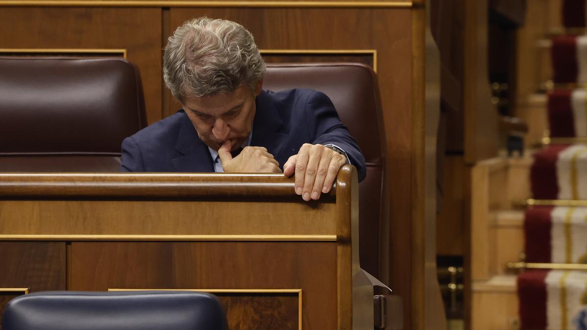 El deterioro del liderazgo de Feijóo en el PP le sitúa a la altura de Casado cuando fue defenestrado