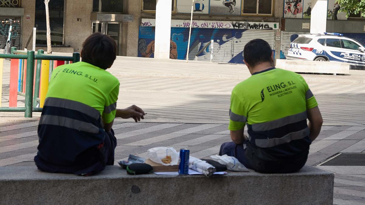 Dos trabajadores durante el almuerzo (Madrid).