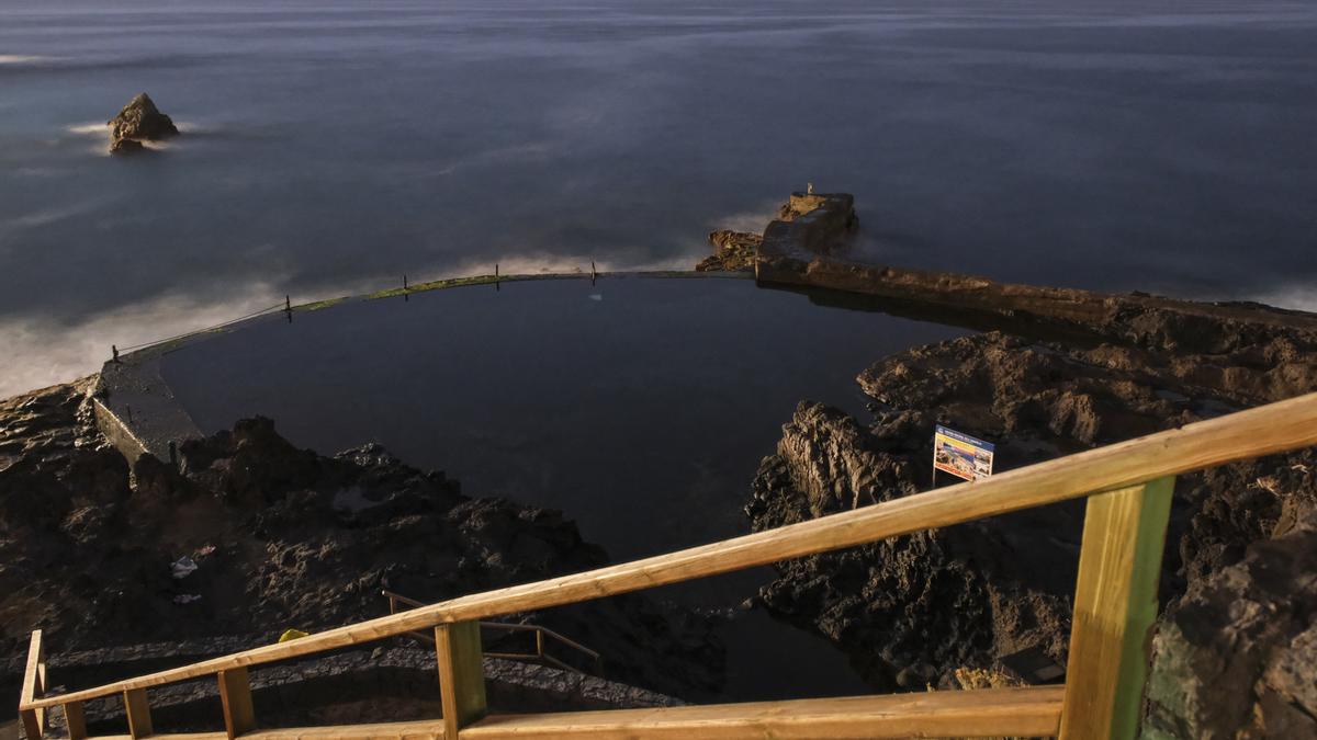 Imagen tomada este domingo de la piscina natural de Isla Cangrejo, en Los Gigantes (Tenerife).